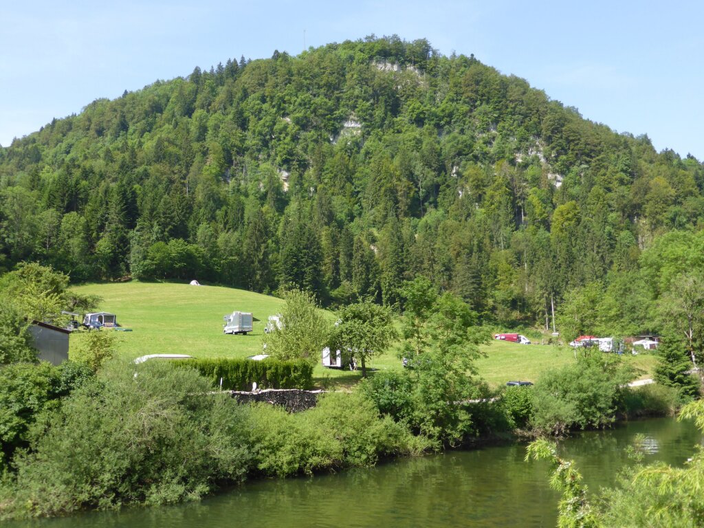 Vue du camping au bord du Doubs.